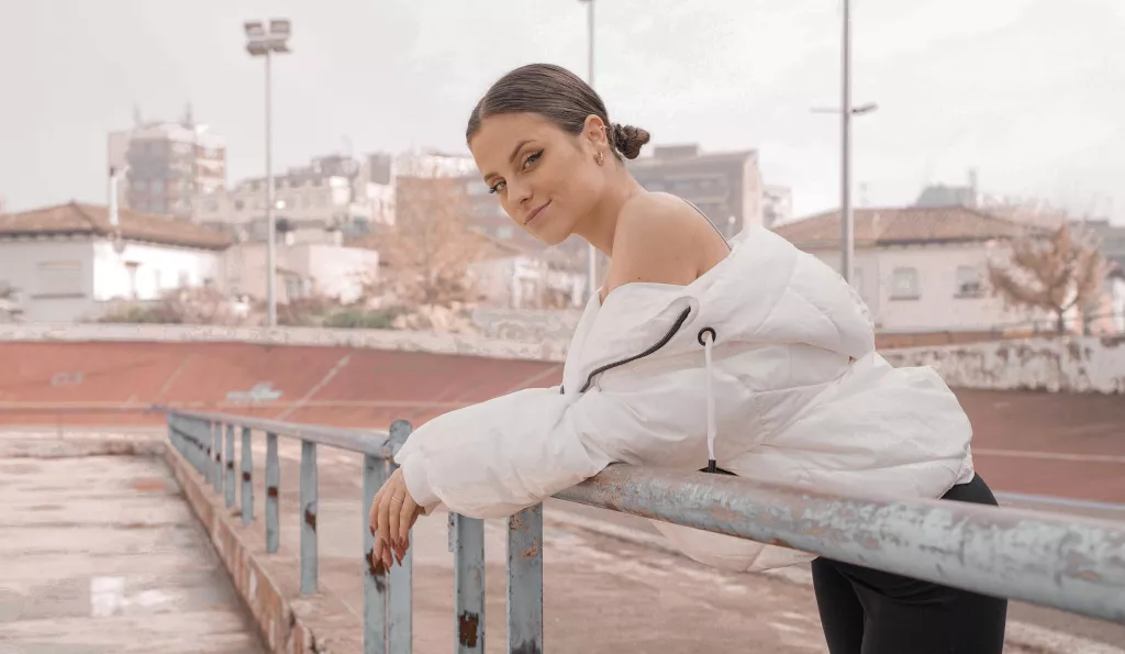 ⏯️ La cantant lleidatana Júlia Sanfeliu presenta el seu primer single