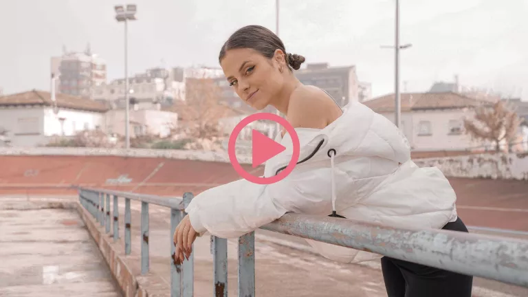 ⏯️ La cantant lleidatana Júlia Sanfeliu presenta el seu primer single