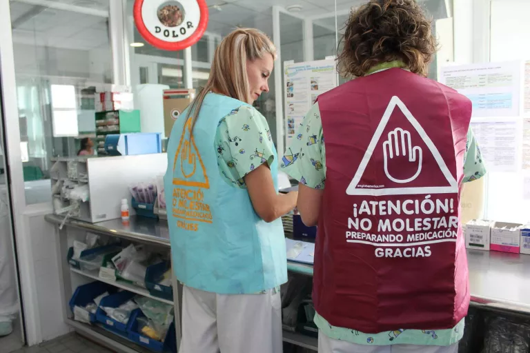 L’Arnau de Vilanova estrena armilles 'antiinterrupcions' per evitar errors durant la preparació de la medicació