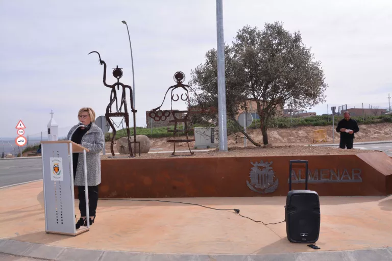 Almenar dedica la seva nova rotonda al món de la pagesia