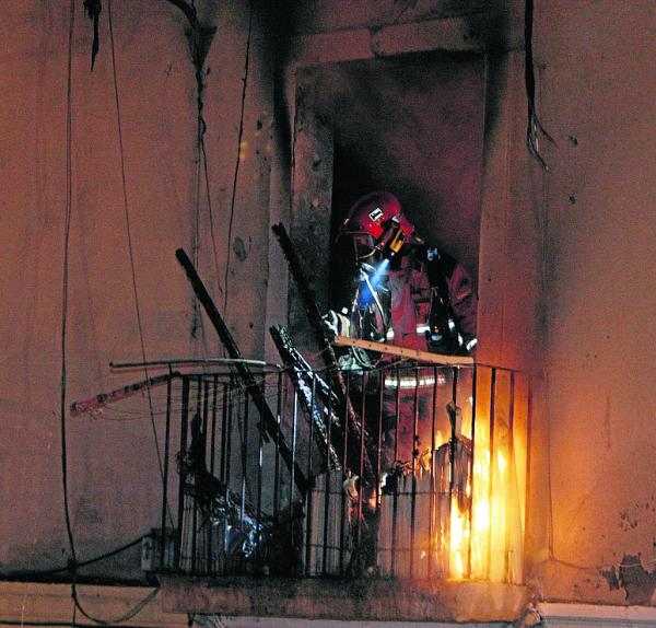 Un incendi destrueix una casa del Barri Antic
