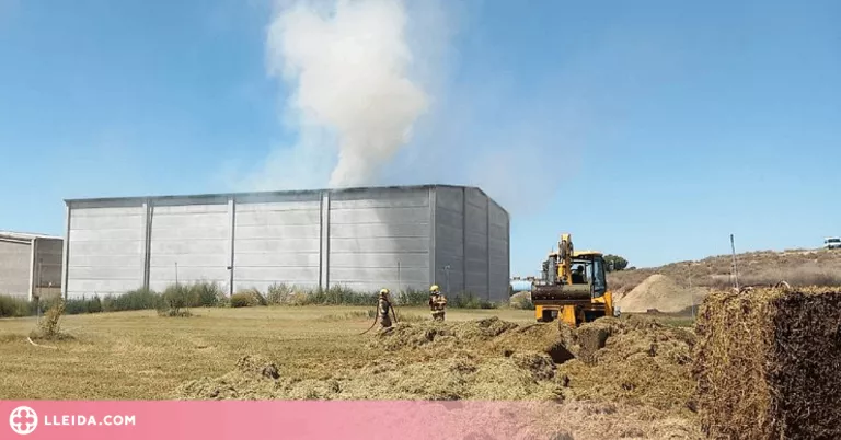 Extingit l'incendi en un magatzem de bales de palla d'Alcarràs