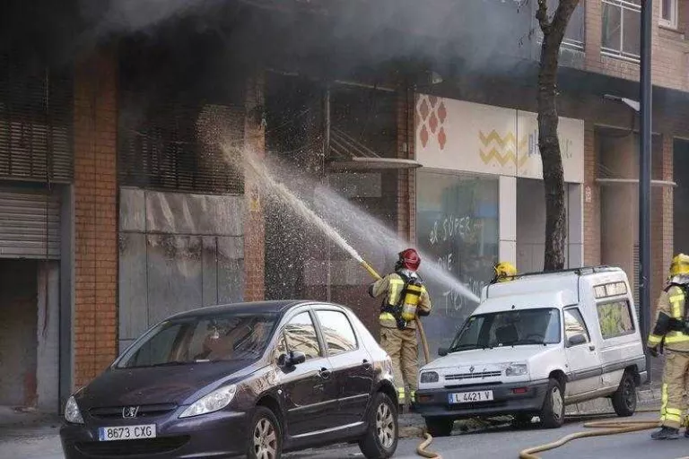 Espectacular incendi en un supermercat de Pardinyes amb 90 desallotjats i tres ferits