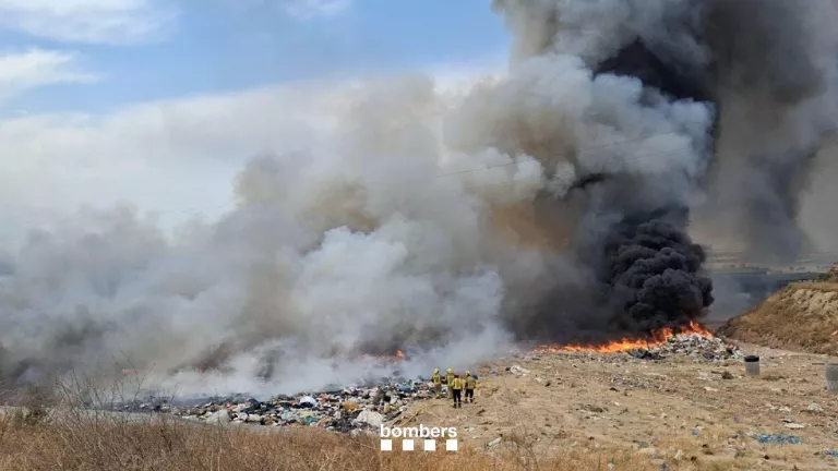 Els Bombers treballen en un incendi a l’abocador de Tàrrega amb dotze dotacions, tres d’aèries