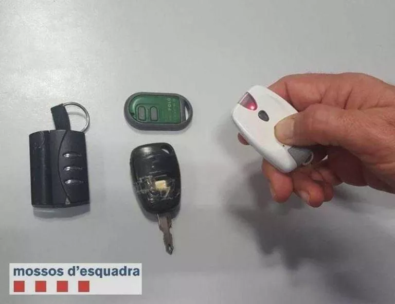 Els Mossos investiguen robatoris de cotxes amb inhibidors de comandament arran de detenir dos lladres