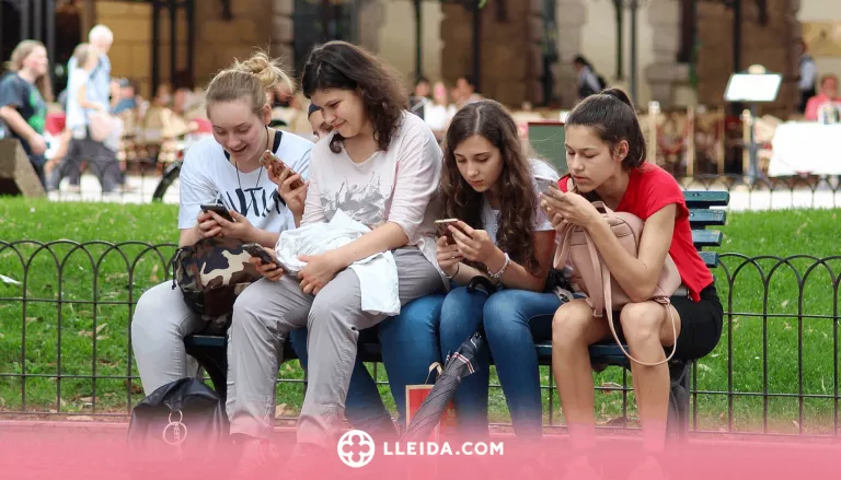 ⏯️ Mòbils i adolescència: com acompanyar els fills i filles en la incorporació del telèfon mòbil