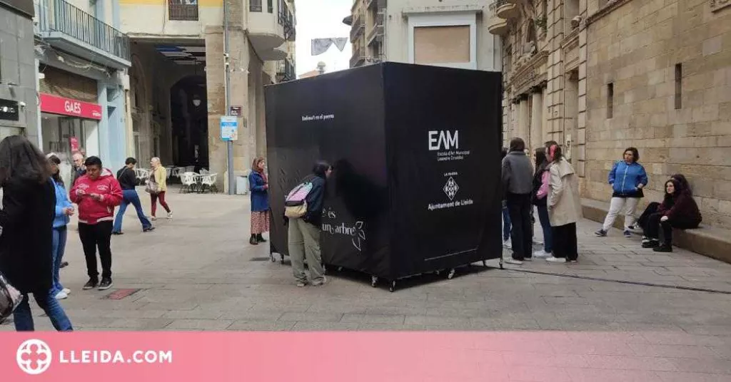 L'Escola Leandre Cristòfol instal·la la seva obra pel Dia Internacional de la Poesia