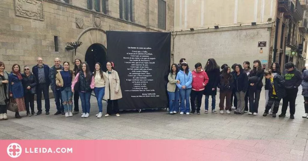 L'Escola Leandre Cristòfol instal·la la seva obra pel Dia Internacional de la Poesia