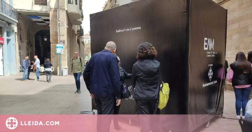 L'Escola Leandre Cristòfol instal·la la seva obra pel Dia Internacional de la Poesia