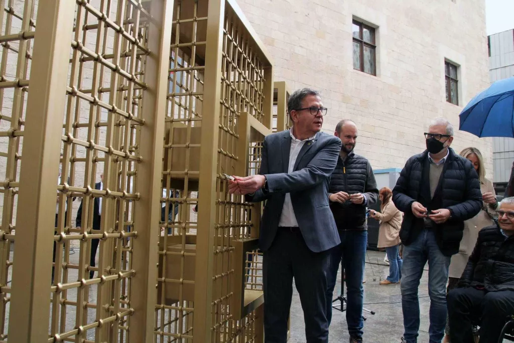 L'IEI celebra 80 anys amb una nova escultura que els lleidatans ompliran de cadenats