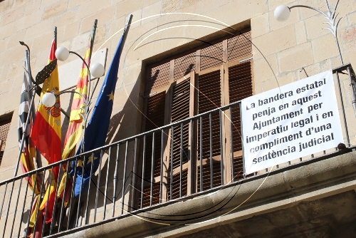 L'ajuntament de Tàrrega penja la bandera espanyola per complir el requeriment de l'Estat
