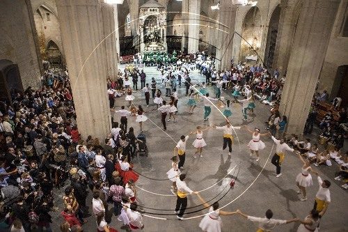 Cervera es bolca en el dia gran de les festes malgrat la pluja