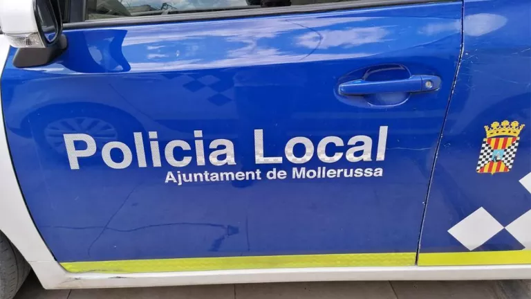 Detingut a Mollerussa per forçar un cotxe i robar-ne sabates i altres objectes