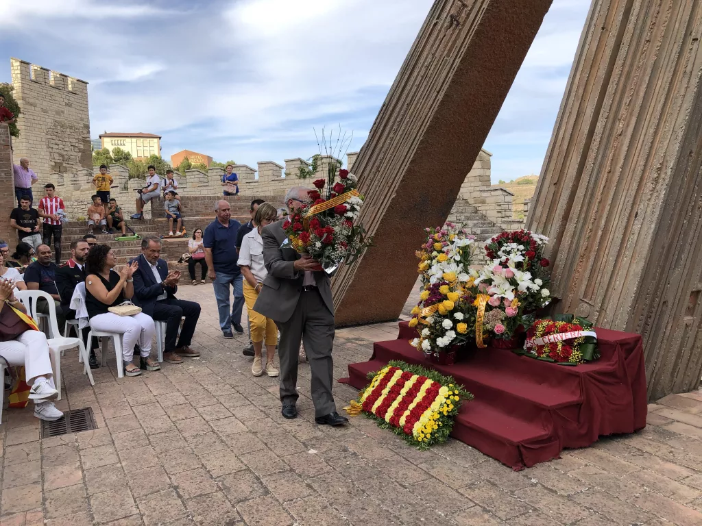 La Segarra commemora la Diada de Catalunya amb una ofrena floral, parlaments i interpretacions musicals