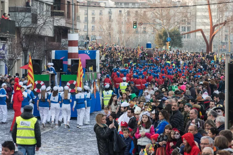 La gresca i la xerinola s'apoderen de la Gran Rua de Carnaval de Lleida