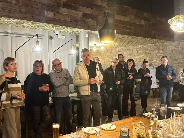 Junts homenatja l’exalcalde de Tiurana, Àngel Villarte, en un acte de comiat