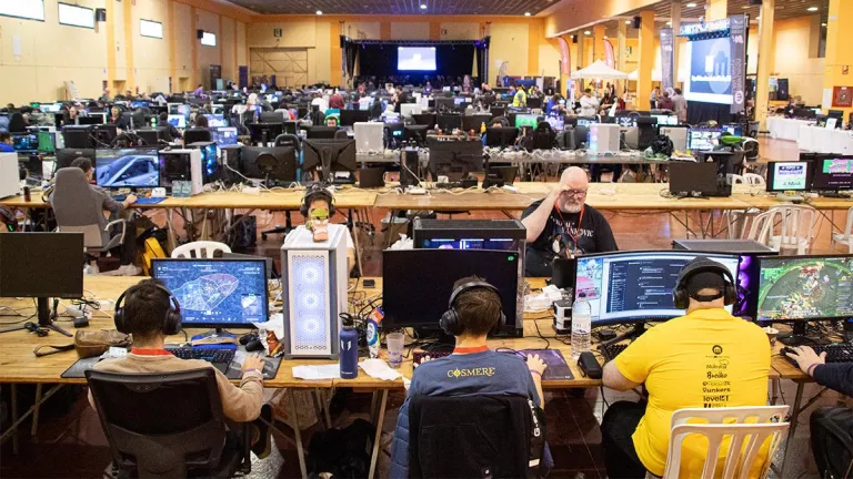 Arrenca la Mollerussa Lan Party amb els primers participants instal·lats