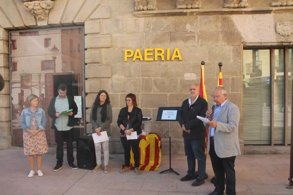 Cervera col·loca plaques commemoratives amb motiu del 5è aniversari del referèndum de l'1-O