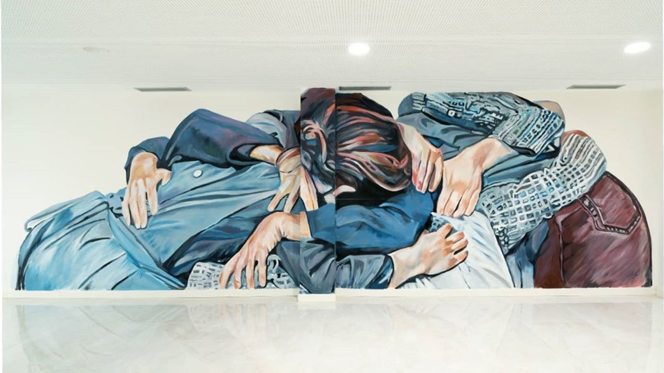 Lily Brik ret "un homenatge a la bondat” amb el seu nou mural a Lleida
