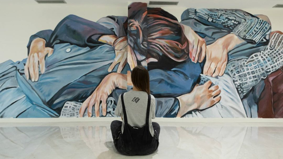 Lily Brik ret "un homenatge a la bondat” amb el seu nou mural a Lleida
