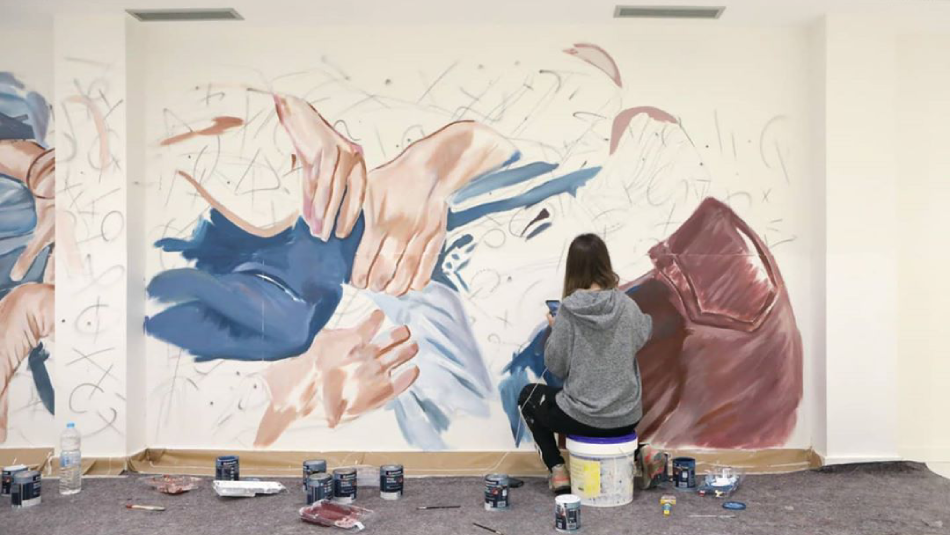 Lily Brik ret "un homenatge a la bondat” amb el seu nou mural a Lleida