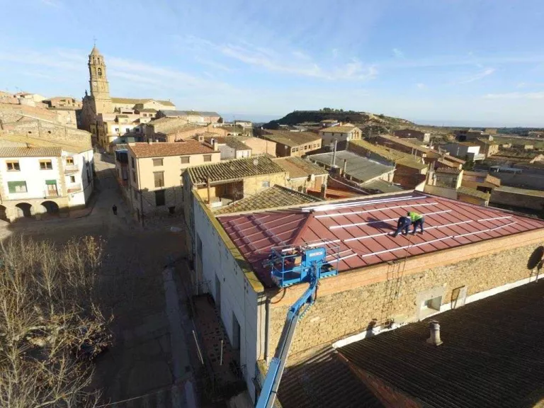 Llardecans comença a instal·lar plaques fotovoltaiques a l'ajuntament
