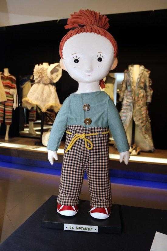 El Museu de Vestits de Paper de Mollerussa crea un personatge de ficció per descobrir l'equipament al públic infantil