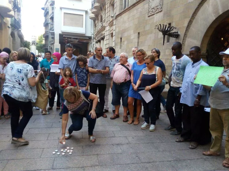 Un centenar de persones convocades per entitats d'immigrants rebutgen el terrorisme