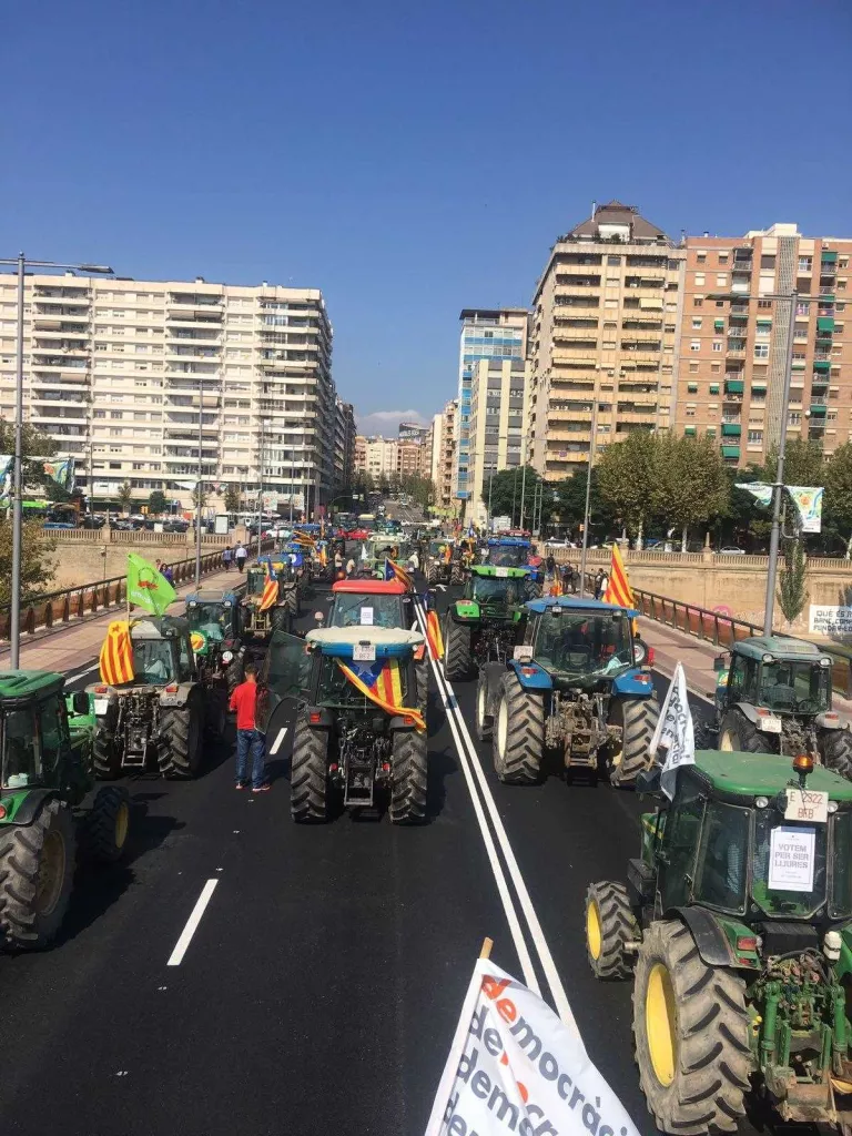 Un miler de tractors als carrers de Lleida en defensa de la democràcia i la llibertat