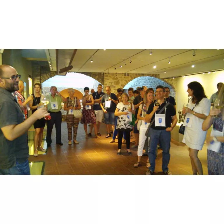 Miró amb productes de la Vall del Corb