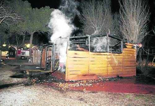 Moren 50 mascotes en un incendi en una granja escola de Juneda