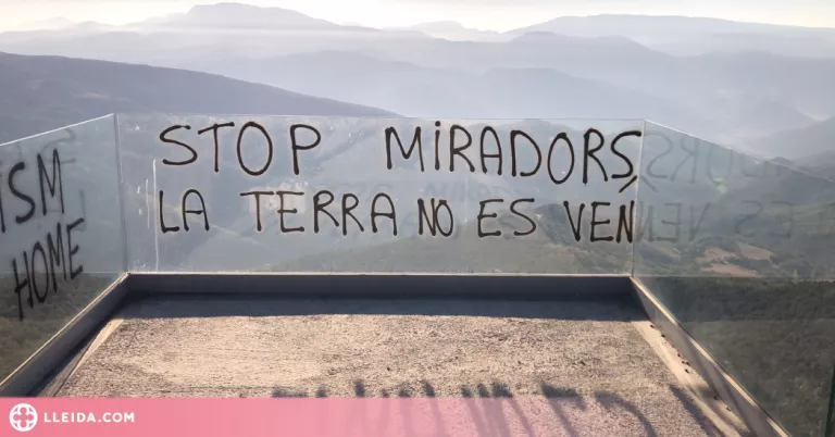 Apareixen pintades en contra del nou mirador de la Creu de Guils, a tocar de l'N-260
