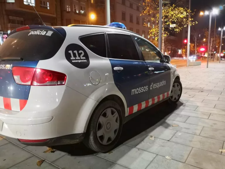 Detingut per robar en un centre mèdic de Lleida i també en tres vehicles