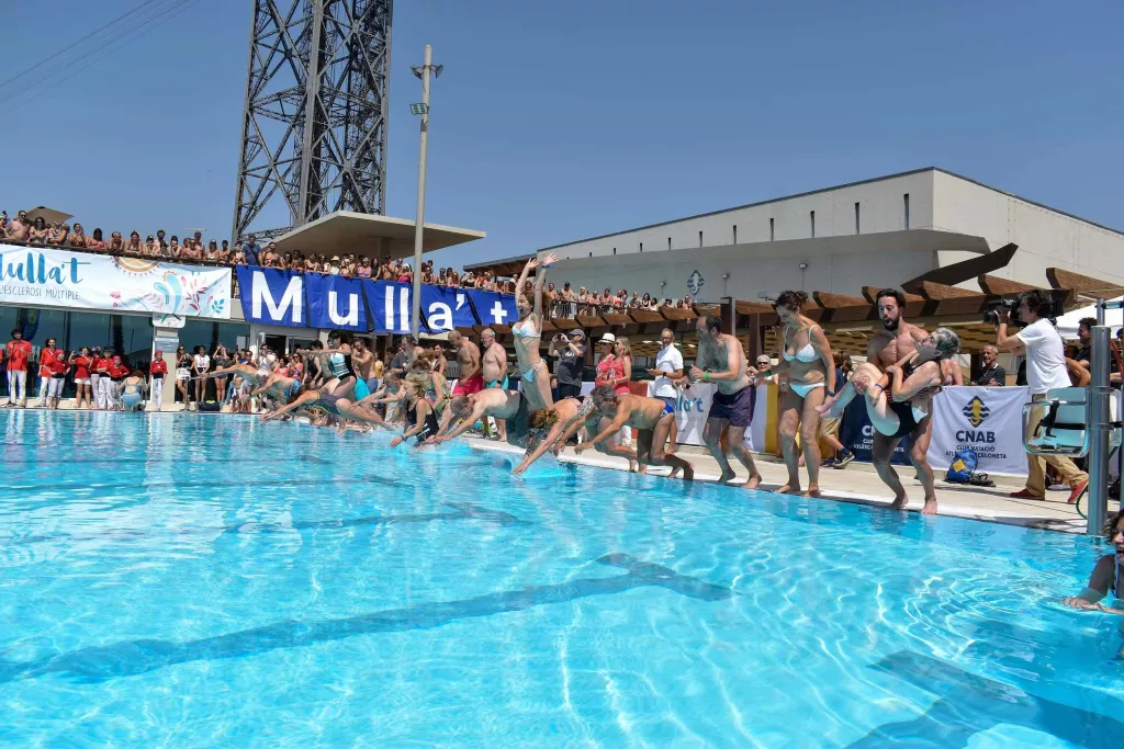 ⏯️ Prop de 100.000 persones es llencen a la piscina en el 30è "Mulla't per l'Esclerosi Múltiple"