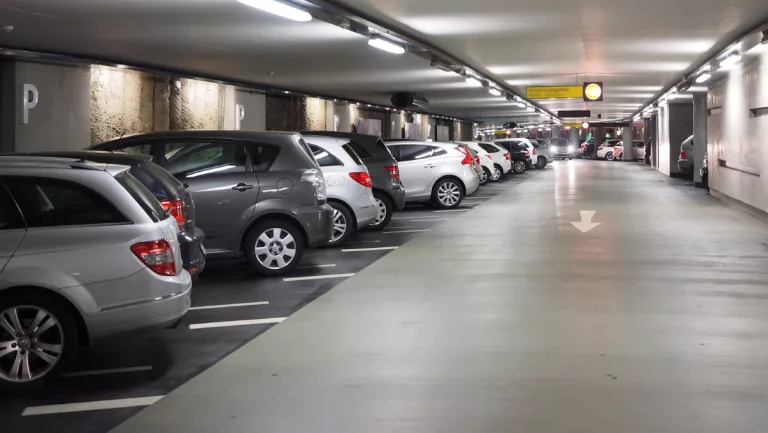 AENA només cobrarà una setmana de pàrquing al lleidatà confinat a França