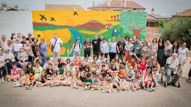 Infants, avis i usuaris d’Acudam il·lustren un mural a Sidamon