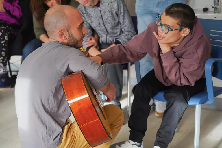 L’Escola Alba amplia el projecte de musicoteràpia amb el suport de bonÀrea Agrupa