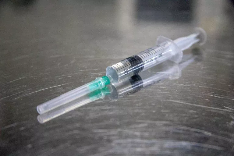 Una possible vacuna contra la covid-19 genera immunitat en els primers assajos