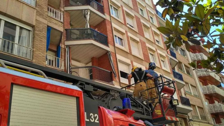 Rescaten un nen d'un any que estava sol en un balcó
