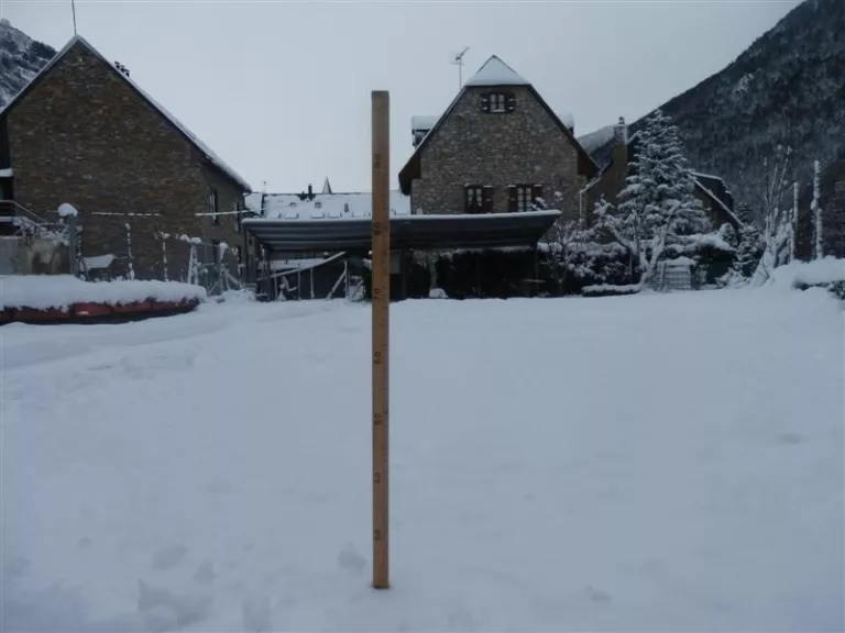Cadenes per arribar al Pla de Beret però satisfacció a l'Aran per la última nevada