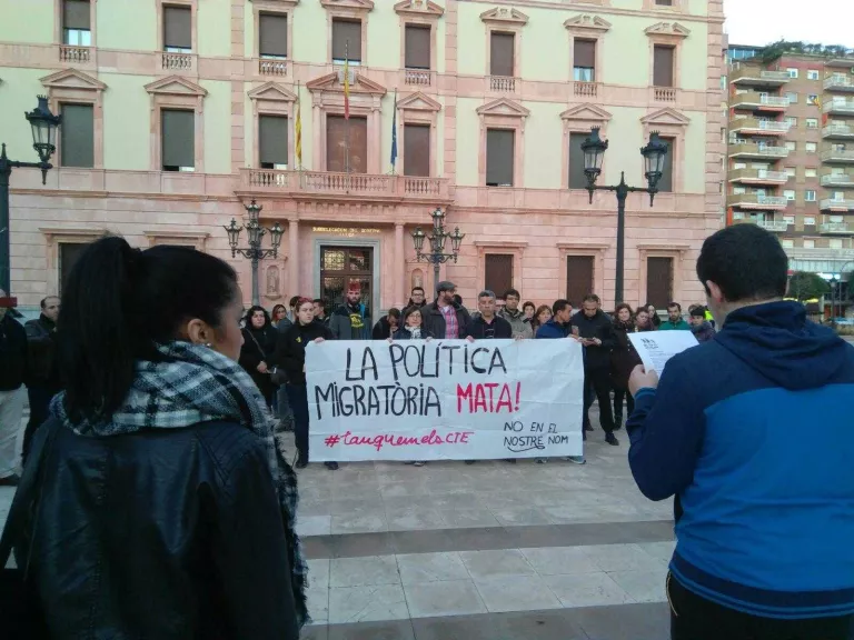 "No tanquem els ulls, tanquem els CIE"