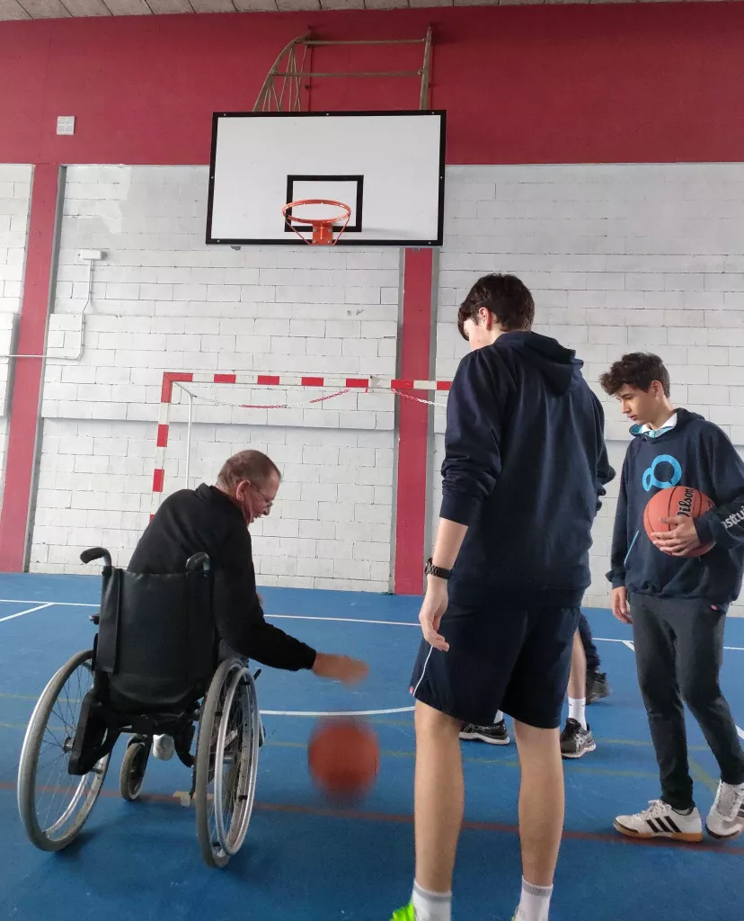 Vint usuaris del Centre d'Atenció Diürna d'Aspid participen en una jornada multiesportiva