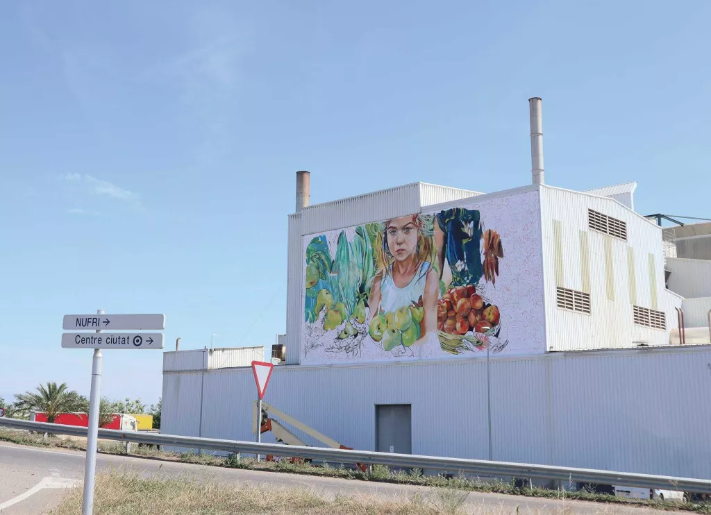 Un mural de Lily Brick commemora la fructicultura de la comarca del Pla d'Urgell