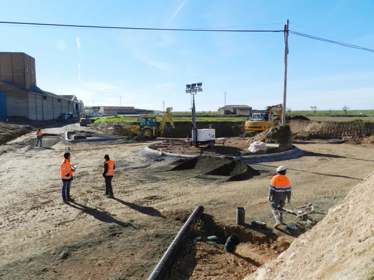 Almenar habilita una rotonda per facilitar l'accés des de l'A-14