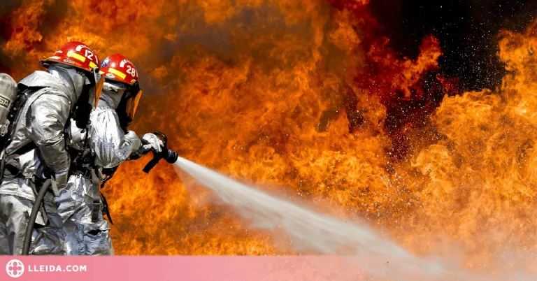 Un incendi crema un pis al barri de la Mariola de Lleida