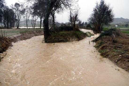 El temporal Glòria s'allunya desbordant el riu Sió al seu pas per Agramunt
