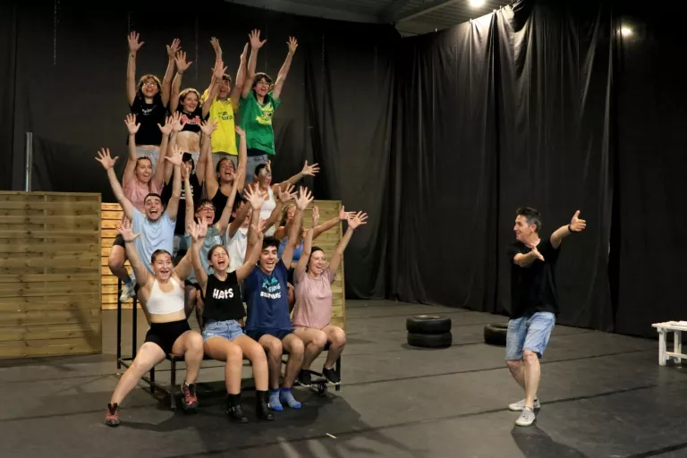 Onze alumnes de l’Aula de Teatre de Lleida preparen a Esterri d’Àneu l’estrena de No siguis gris