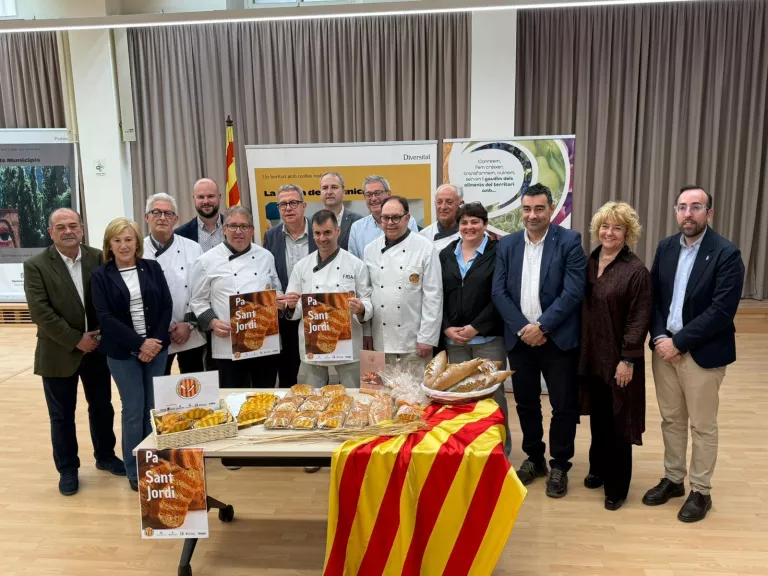 El Gremi de Forners de les Terres de Lleida presenta a la Diputació el tradicional pa de Sant Jordi