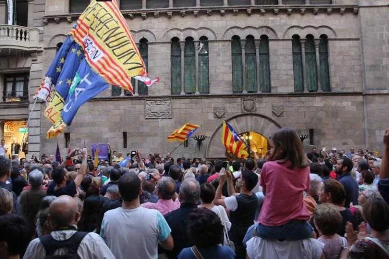 Òmnium i ANC convoquen la ciutadania a les 14h a la Paeria per defensar la democràcia