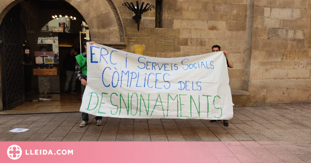 La PAH irrumpeix a la Paeria per manifestar-se en contra de les polítiques d'habitatge